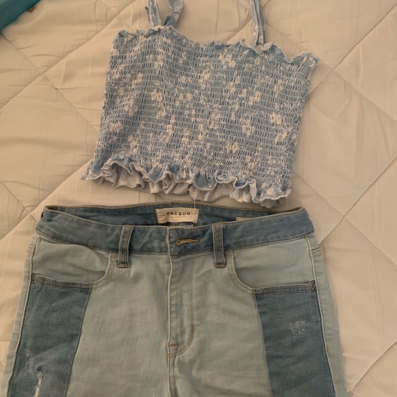 Tight crop top blue and white, and jean shorts - Picture 3 of 4